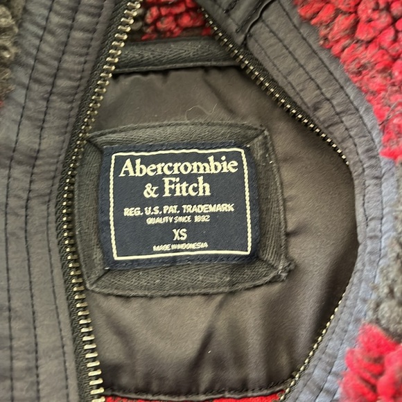 Abercrombie & Fitch Quarter Zip - Picture 4 of 5